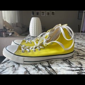 Yellow chuck Taylor’s